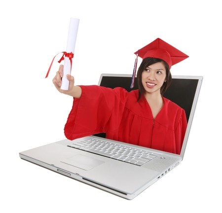 fille en rouge qui donne un diplôme à travers un ordinateur